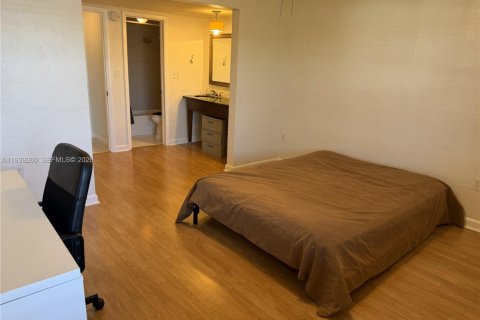 Condo in Coral Gables, Florida, 2 bedrooms  № 2057546 - photo 9