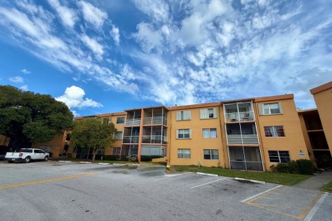 Copropriété à louer à Pompano Beach, Floride: 2 chambres, 88.26 m2 № 2439226 - photo 2