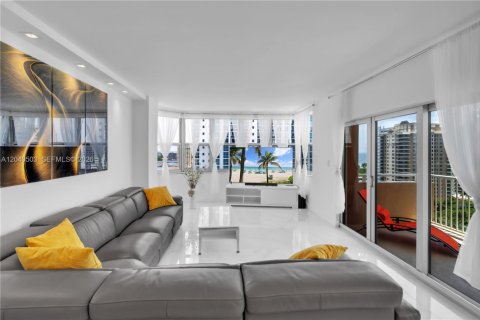 Copropriété à louer à Hallandale Beach, Floride: 2 chambres, 118.45 m2 № 2086972 - photo 2