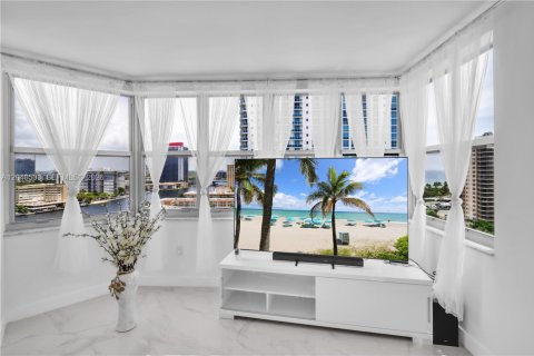 Copropriété à louer à Hallandale Beach, Floride: 2 chambres, 118.45 m2 № 2086972 - photo 7