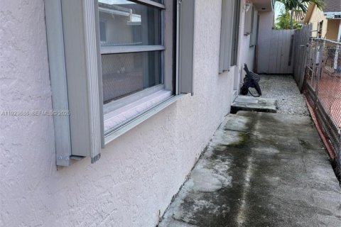 Villa ou maison à louer à Miami, Floride: 3 chambres, 121.24 m2 № 1982095 - photo 14