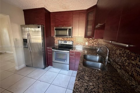 Villa ou maison à louer à Miami, Floride: 3 chambres, 121.24 m2 № 1982095 - photo 5