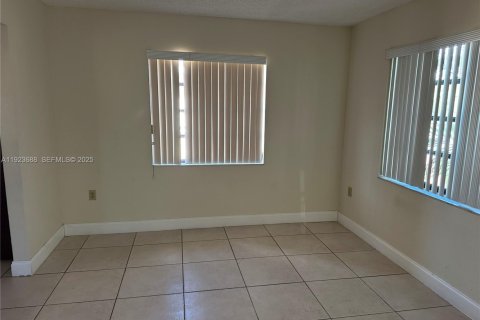 Villa ou maison à louer à Miami, Floride: 3 chambres, 121.24 m2 № 1982095 - photo 4