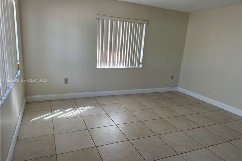 Villa ou maison à louer à Miami, Floride: 3 chambres, 121.24 m2 № 1982095 - photo 3