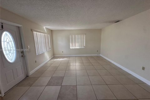 Villa ou maison à louer à Miami, Floride: 3 chambres, 121.24 m2 № 1982095 - photo 2