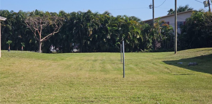 Land in Hollywood, Florida № 1699478