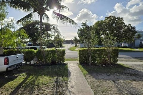 House in Miami, Florida 3 bedrooms, 75.07 sq.m. № 2046708 - photo 3