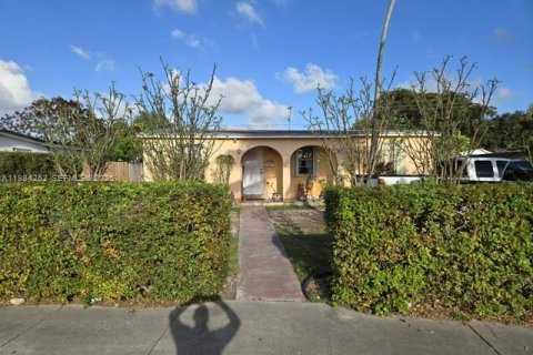 House in Miami, Florida 3 bedrooms, 75.07 sq.m. № 2046708