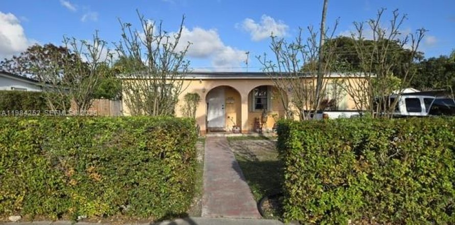 House in Miami, Florida 3 bedrooms, 75.07 sq.m. № 2046708