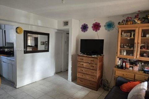 House in Miami, Florida 3 bedrooms, 75.07 sq.m. № 2046708 - photo 9