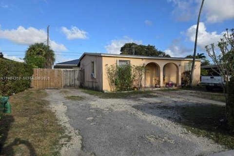 House in Miami, Florida 3 bedrooms, 75.07 sq.m. № 2046708 - photo 2