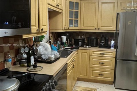 Кондоминиум с 2 спальнями в Майами, Флорида № 2084459