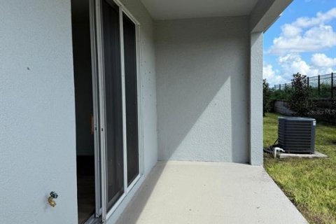Townhouse in Davenport, Florida 3 bedrooms, 160.16 sq.m. № 2379045 - photo 9