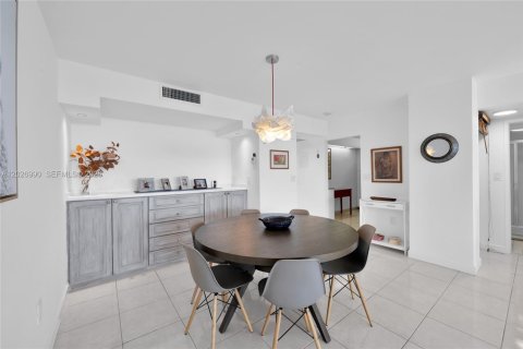 Condo in Aventura, Florida, 2 bedrooms № 2154691 - photo 12