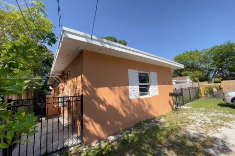 House in Miami, Florida 1 bedroom, 46.45 sq.m. № 2045233 - photo 2