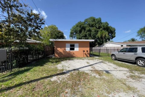 House in Miami, Florida 1 bedroom, 46.45 sq.m. № 2045233