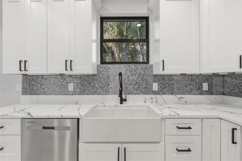Villa ou maison à vendre à North Port, Floride: 4 chambres, 153.29 m2 № 2151476 - photo 17