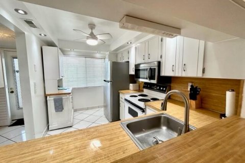 Condo in Lauderhill, Florida, 2 bedrooms  № 2399647 - photo 11