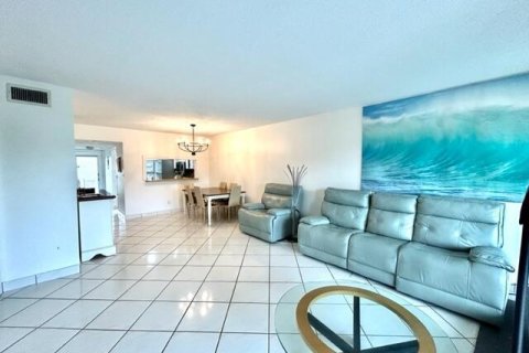 Condo in Lauderhill, Florida, 2 bedrooms  № 2399647 - photo 3