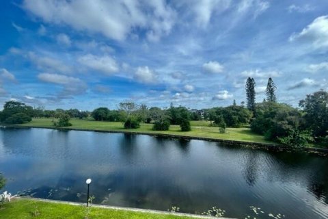 Condo in Lauderhill, Florida, 2 bedrooms  № 2399647 - photo 9