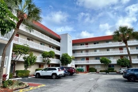 Condo in Lauderhill, Florida, 2 bedrooms  № 2399647 - photo 2