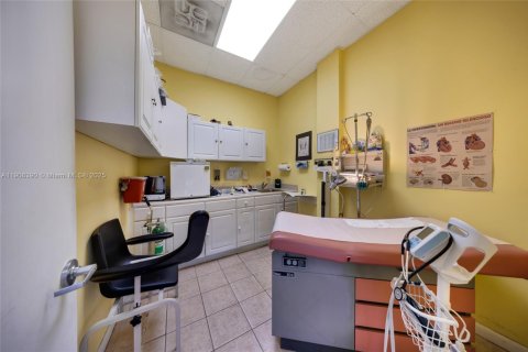 Commercial property in Miami, Florida № 1967899 - photo 22