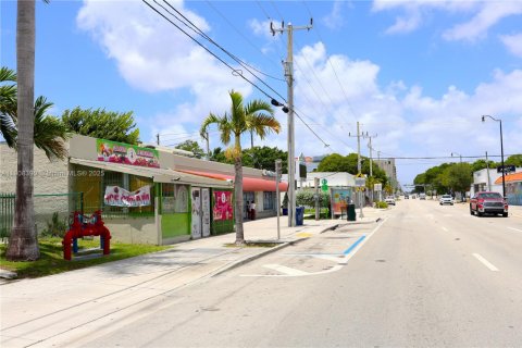 Commercial property in Miami, Florida № 1967899 - photo 9