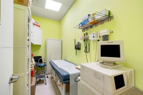 Commercial property in Miami, Florida № 1967899 - photo 25