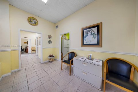 Commercial property in Miami, Florida № 1967899 - photo 18