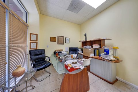 Commercial property in Miami, Florida № 1967899 - photo 24