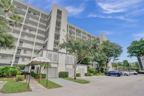 Condo in Pompano Beach, Florida, 2 bedrooms  № 1939417 - photo 2