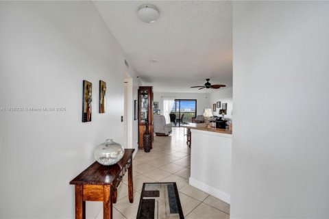 Condo in Pompano Beach, Florida, 2 bedrooms  № 1939417 - photo 3