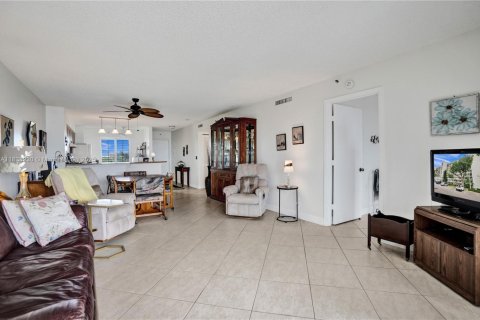 Condo in Pompano Beach, Florida, 2 bedrooms  № 1939417 - photo 23