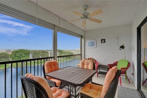 Condo in Pompano Beach, Florida, 2 bedrooms  № 1939417 - photo 1