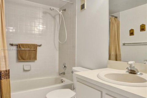 Condo in Pompano Beach, Florida, 2 bedrooms  № 1939417 - photo 16