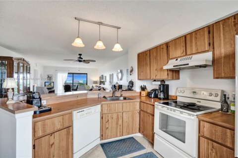 Condo in Pompano Beach, Florida, 2 bedrooms  № 1939417 - photo 8