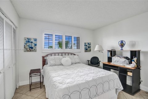 Condo in Pompano Beach, Florida, 2 bedrooms  № 1939417 - photo 12
