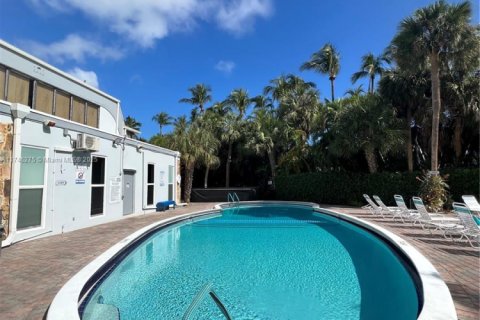 Condo in Hallandale Beach, Florida, 2 bedrooms № 1959963 - photo 1