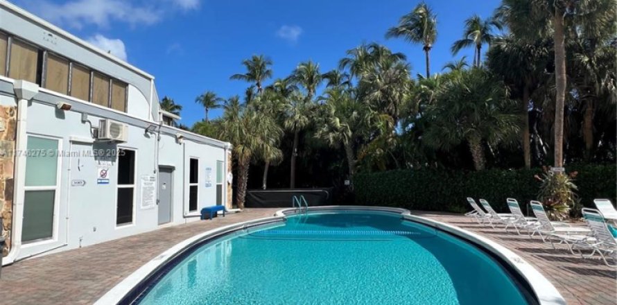 Condo in Hallandale Beach, Florida, 2 bedrooms № 1959963