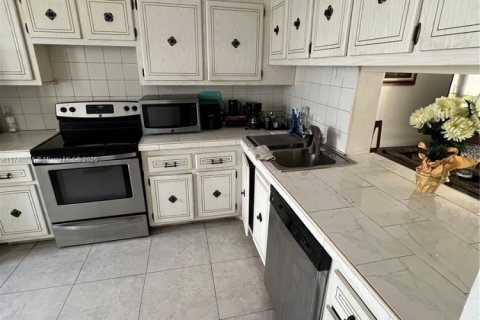 Condo in Hallandale Beach, Florida, 2 bedrooms № 1959963 - photo 5