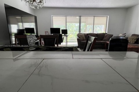 Condo in Hallandale Beach, Florida, 2 bedrooms № 1959963 - photo 6