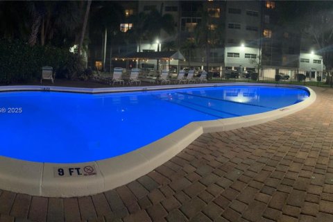 Condo in Hallandale Beach, Florida, 2 bedrooms № 1959963 - photo 3