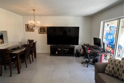 Condo in Hallandale Beach, Florida, 2 bedrooms № 1959963 - photo 8