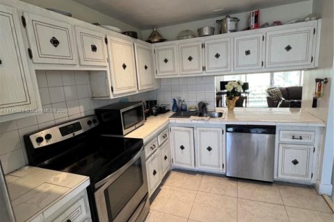 Condo in Hallandale Beach, Florida, 2 bedrooms № 1959963 - photo 7