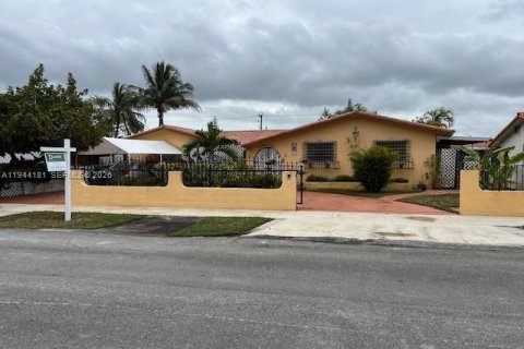 Casa en venta en Miami, Florida, 5 dormitorios, 209.22 m2 № 2000639 - foto 2