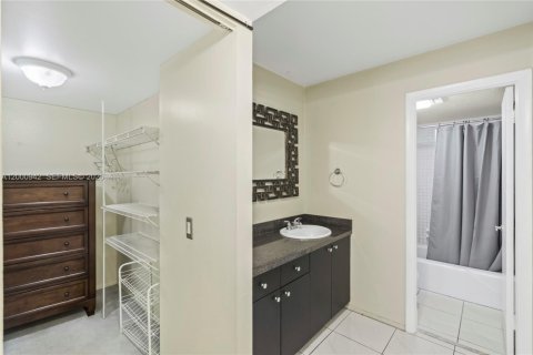 Снять в аренду кондоминиум в Холливуд, Флорида 1 спальня, 83.15м2, № 2065306 - фото 15