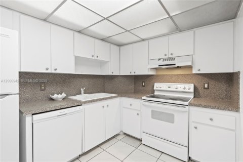 Снять в аренду кондоминиум в Холливуд, Флорида 1 спальня, 83.15м2, № 2065306 - фото 9