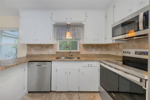 Villa ou maison à louer à Tampa, Floride: 4 chambres, 148.46 m2 № 2413778 - photo 11