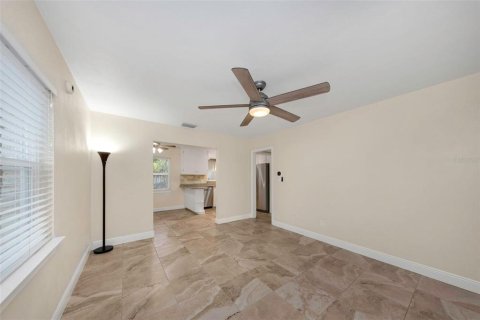 Villa ou maison à louer à Tampa, Floride: 4 chambres, 148.46 m2 № 2413778 - photo 8