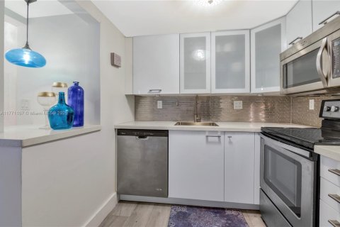 Condo in Miami Beach, Florida, 2 bedrooms  № 1693312 - photo 2